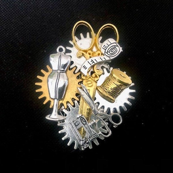 Broche steampunk Couturière  avec ciseaux, mannequin couture, breloques couturière