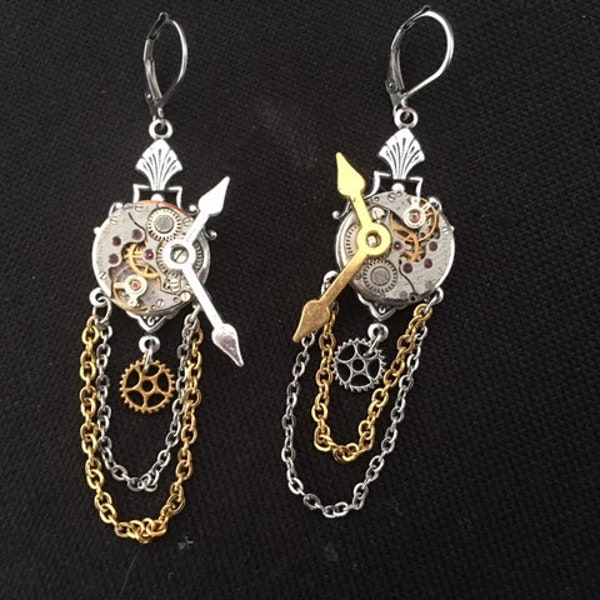 Boucles d'oreilles steampunk asymétriques avec mécanisme de montre, rouages, chaînettes