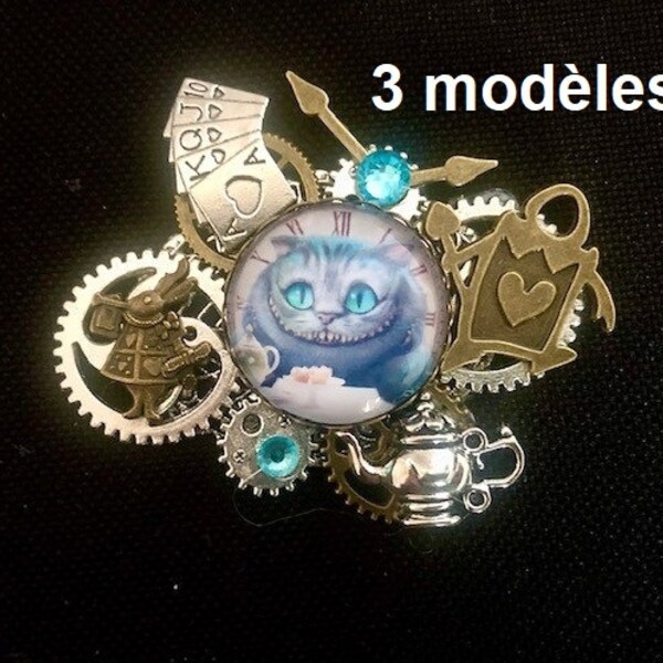 Broche Alice in wonderland, Chat du Cheshire ou lapin, avec breloques et cabochon de verre Alice