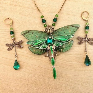 Collier art nouveau libellule en émail vert et or, ailes transparentes Parure