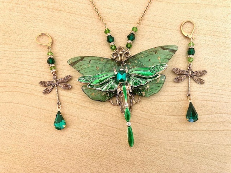 Collier art nouveau libellule en émail vert et or, ailes transparentes Parure