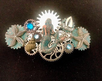 Barrette steampunk La sirène avec métal vert de gris, rouages et strass de cristal Swarovski