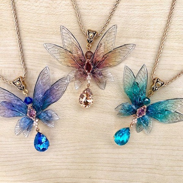 Collier papillon ailes de fees et cristal, collier ailes transparentes , 3 couleurs au choix