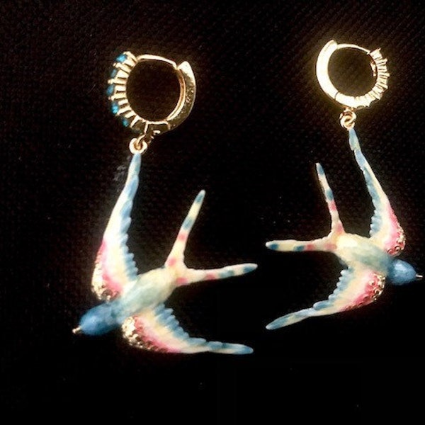 Boucles d'oreilles hirondelles en plaqué or , émail, cristal