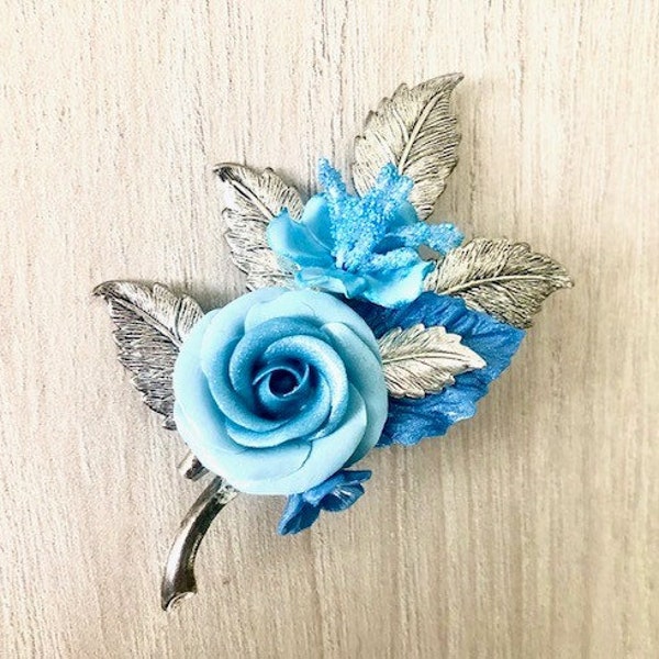 Broche fleurs en porcelaine froide et polymère, fleurs bleues et feuillage argent
