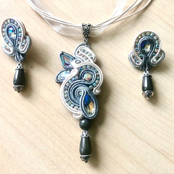 Parure Soutache et cristal gris et beige, collier et boucles en soutache