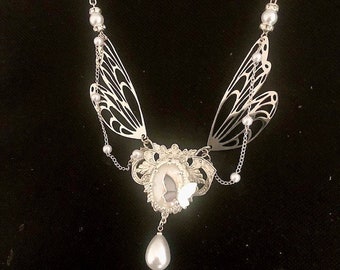 Collier papillon blanc et argent, collier avec ailes de papillon, perles blanc nacré