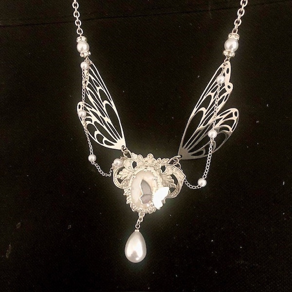 Collier papillon blanc et argent, collier avec ailes de papillon, perles blanc nacré