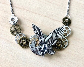 Collier steampunk aigle, avec mouvement de montre, rouages,  aigle argenté