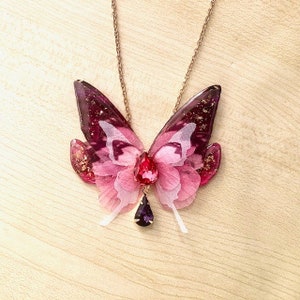 Feenflügel-Halskette, rosa und goldener Schmetterling, rosa und lila Kristall-Feen-Halskette