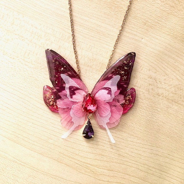 Feenflügel-Halskette, rosa und goldener Schmetterling, rosa und lila Kristall-Feen-Halskette