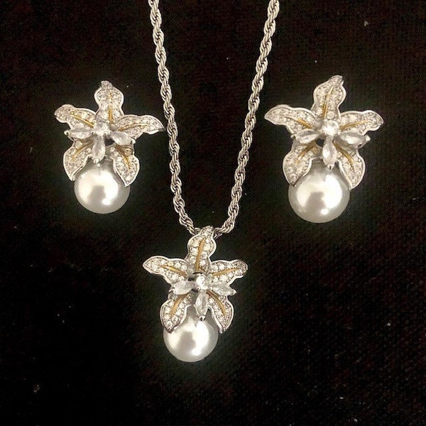 Parure orchidée en zircons, perles nacrées blanches, parure mariage, bijoux fleuris mariée