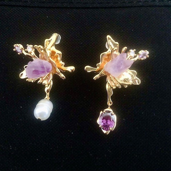 Boucles d’oreilles asymétriques, cristal violet et perles d’eau douce