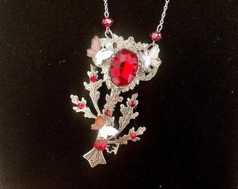 Collier clé avec papillons et feuillage argent, cabochon et strass de cristal rouge