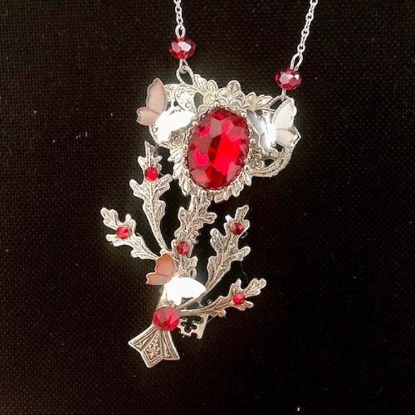 Collier clé avec papillons et feuillage argent, cabochon et strass de cristal rouge