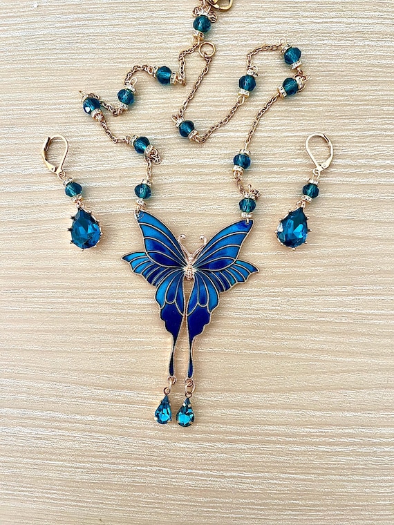 Collier ou parure Papillon bleu canard, chaine acier inoxydable, perles et gouttes cristal