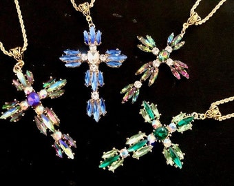 Sautoir croix baroque en cristal multicolore, reflets verts ou reflets bleus