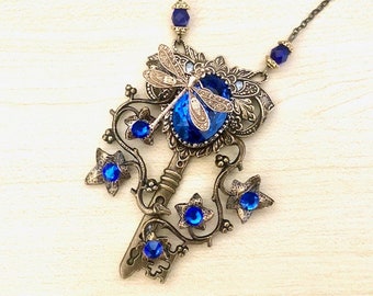 Collier romantique clé, libellule et feuilles de lierre, avec cristal Swarovski bleu