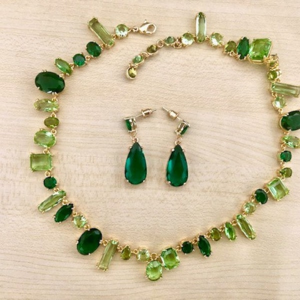 parure en cristal vert, collier ras du cou et boucles gouttes, bijoux vert et or