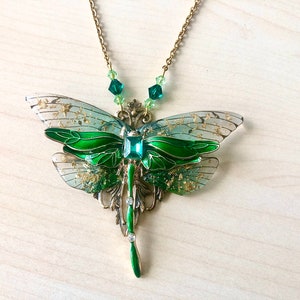 Collier art nouveau libellule en émail vert et or, ailes transparentes Collier (necklace)