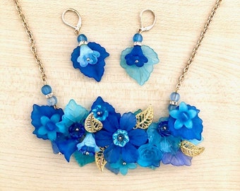 Parure fleurie en lucite bleue, collier floral et boucles fleurs bleues, boucles asymétriques