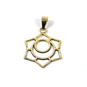 Può includere: Ciondolo in metallo dorato a forma di fiore di loto con un cerchio all'interno. Il ciondolo è un simbolo del sesto chakra, Ajna, noto anche come il terzo occhio.