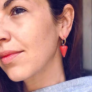 Crystal hoop earrings - Dangling earrings with cherry quartz point - Huggie pink crystal earrings