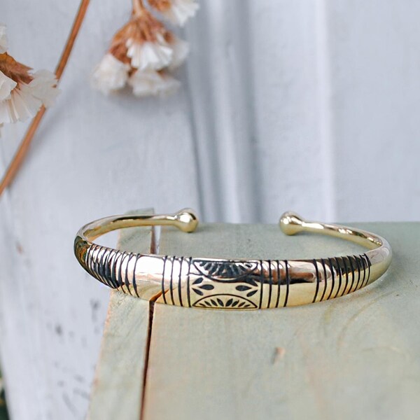 African print bracelet - Gold cuff bracelet with black ethnic engraving - Berber Tuareg bracelet