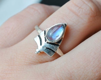 Triangle ring with stone - Silver ring with arrow shape and teardrop stone - Punk gothic jewelry