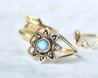 Flower stone ring - Set of 3 adjustable golden rings - Stackable love ring and arrow ring