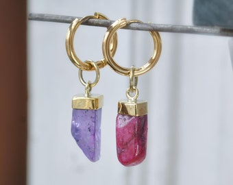 Huggie earrings with dangling raw stone - Steel gold hoops with mismatched gemstone points - Boho wedding