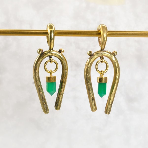 Poids d’oreille faits à la main - Jauges en fer à cheval avec pointe pendante en onyx vert - Cintres rustiques avec pierre