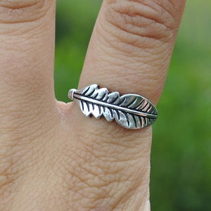 Silver feather ring / Feather shaped ring / Feather ring guardian angel / Nature jewelry / Leaf ring