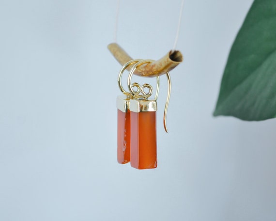 Carnelian raw dangle earrings - Raw onyx set in gold brass - Orange Carnelian Drop Earrings - Square rough stone