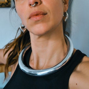 CHUNKY Choker - Riesige und dicke Halskette im Brutalist Stil - Silber Aluminium Halskette - Wrap-Around Hals Ring