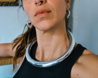 Chunky choker - Stort och tjockt halsband i brutalistisk stil - Halsband i silverfärgad aluminium - Omslutande halsring