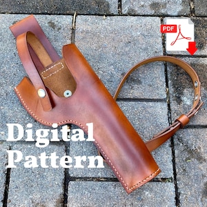 Puede incluir: Una funda de cuero marrón con una correa para llevar una pistola. La funda tiene una solapa que cubre la pistola y una correa que se coloca sobre el hombro. El texto "Digital Pattern" está escrito en letras blancas en la imagen.