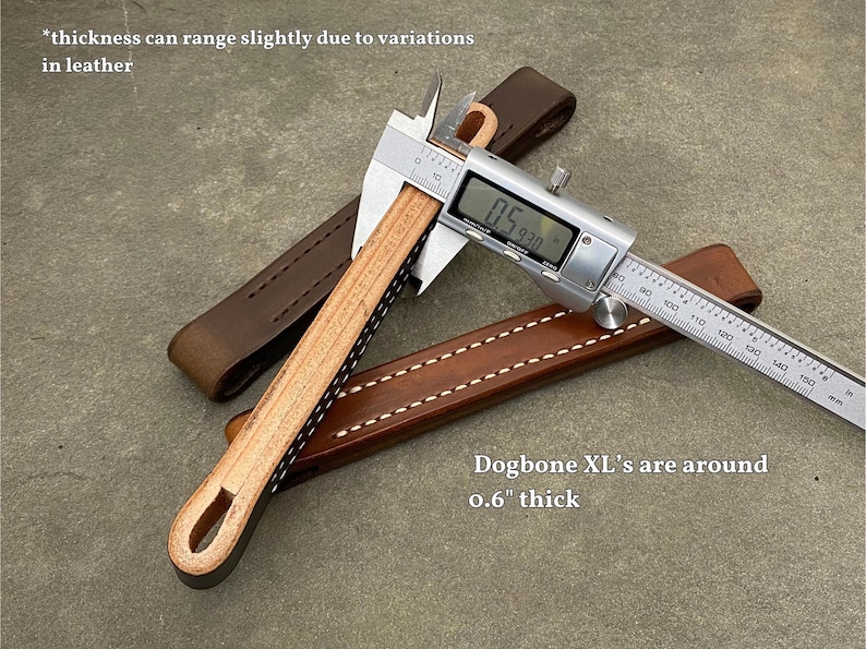 Puede incluir: Primer plano de una correa de perro de cuero que se mide con un calibre. El calibre lee 0,5930 pulgadas. El texto "Dogbone XL's are around 0.6" thick" es visible debajo de la correa.