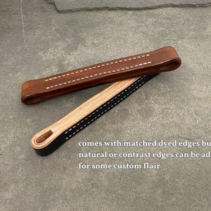 Puede incluir: Dos asas de cuero con costuras contrastantes. El asa superior es marr&oacute;n con costuras blancas. El asa inferior es negra con costuras blancas. "comes with matched dyed edges but natural or contrast edges can be added for some custom flair"
