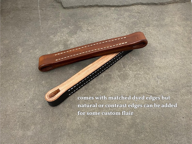 Puede incluir: Dos asas de cuero con costuras contrastantes. El asa superior es marr&oacute;n con costuras blancas. El asa inferior es negra con costuras blancas. "comes with matched dyed edges but natural or contrast edges can be added for some custom flair"