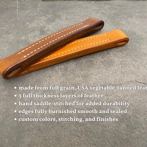 Puede incluir: Dos correas de cuero, una marr&oacute;n y otra naranja, con detalles de costura. Hechas de cuero de grano completo, curtido vegetal de EE. UU.  3 capas de cuero de grosor completo. Cosidas a mano para mayor durabilidad. Bordes completamente pulidos, lisos y sellados. Colores, costuras y acabados personalizados.