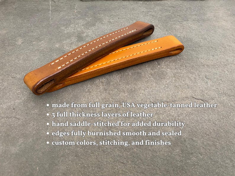 Puede incluir: Dos correas de cuero, una marr&oacute;n y otra naranja, con detalles de costura. Hechas de cuero de grano completo, curtido vegetal de EE. UU.  3 capas de cuero de grosor completo. Cosidas a mano para mayor durabilidad. Bordes completamente pulidos, lisos y sellados. Colores, costuras y acabados personalizados.