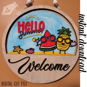 Puede incluir: Un letrero redondo de madera con el texto "Hello Summer" en letras rojas y amarillas. Una sandía y una piña con gafas de sol sostienen bebidas y el texto "Welcome" está escrito en negro debajo.