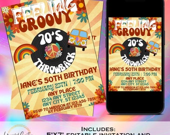 Pode incluir: Um convite editável de 5" x 7" e um convite virtual animado para uma festa de aniversário com tema dos anos 70 para um 50º aniversário. O convite apresenta um design retro com um disco, um sinal de paz e uma van vintage. O texto diz "Feeling Groovy 20's Throwback Jane's 50th Birthday February 25th | 7:00 PM Any Place 1234 Any Street Any City, ST 12345 RSVP to Madison at 123-456-7891 by February 15th."