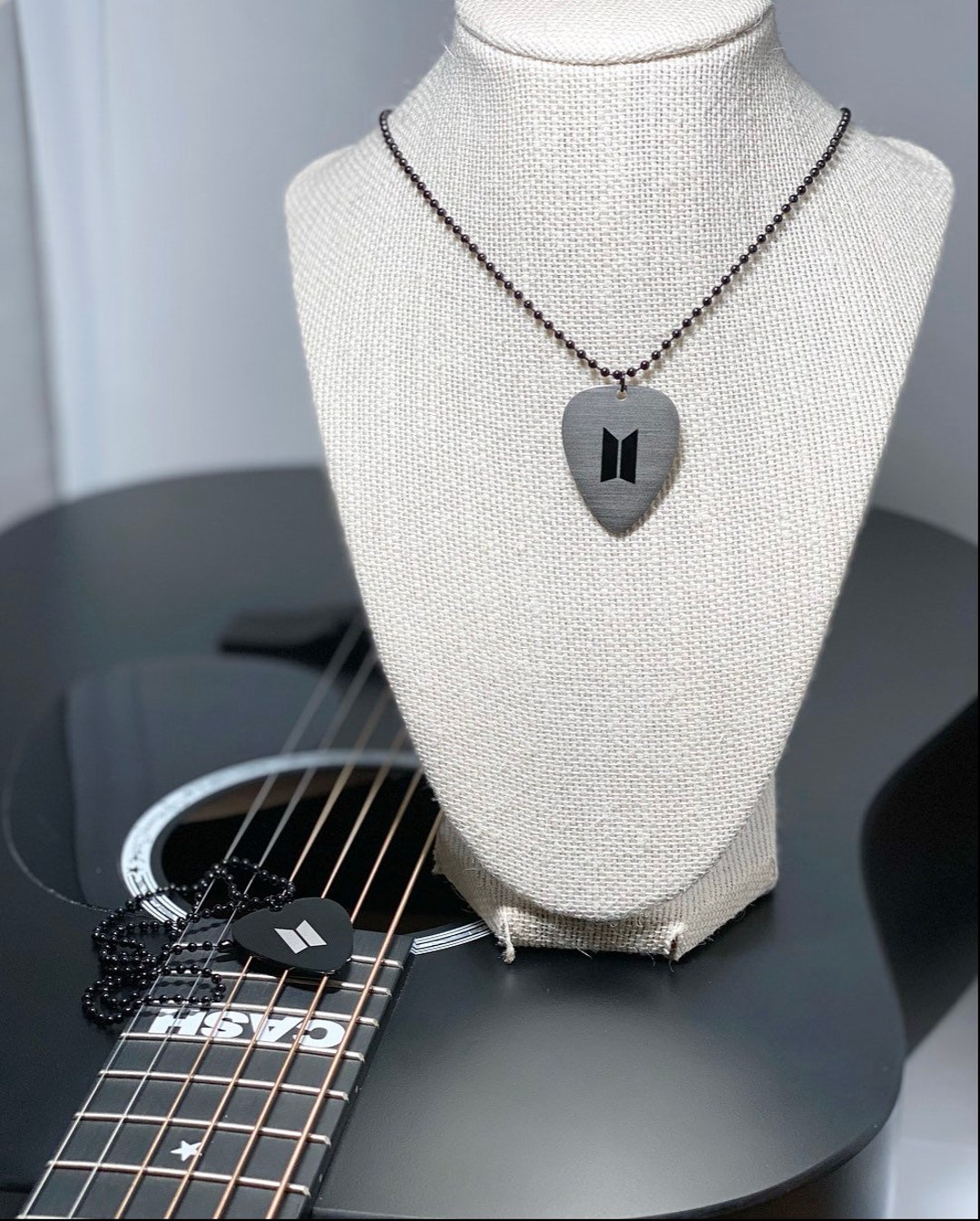 BTS SUGA ユンギ GUITAR PICK NECKLACE シルバー