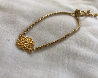Armband gold mit Lotusblume gold verstellbar mit Schiebeverschluss