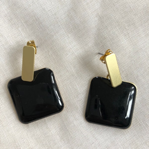 Ohrringe schwarz emailliert mit Detail in gold