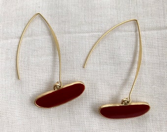 Filigraan oorbellen goud met hanger emaille wijnrood