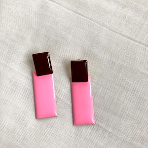 Brincos quadrados esmalte vermelho vinho com pingente retangular esmalte rosa