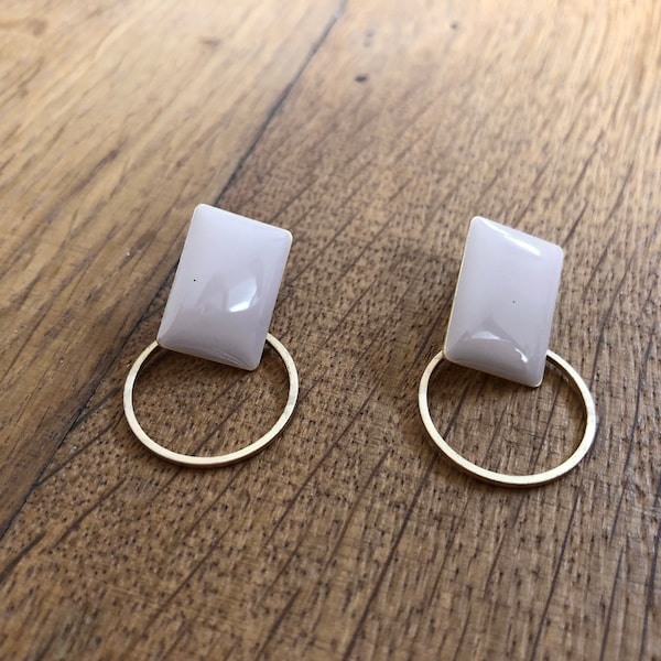 Ohrstecker emailliert in beige mit kreisrundem Anhänger mattgold